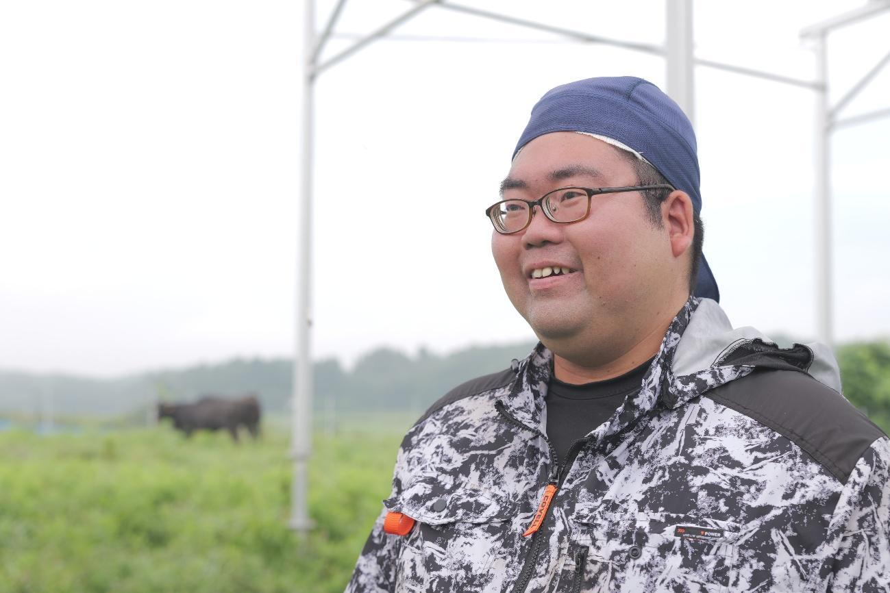 放牧された牛たちを見守る村形虹太朗さん
